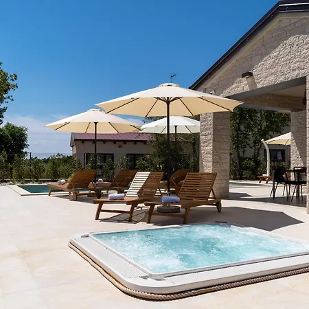 Ursaria Villa *